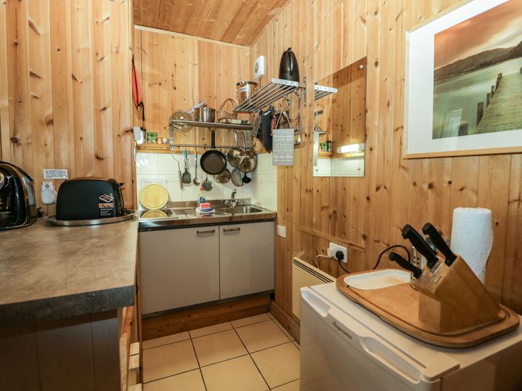 Lake Lodge Studio, listing photograph 10