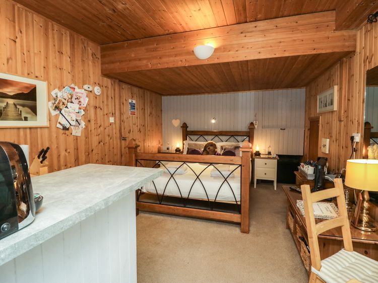Lake Lodge Studio, listing photograph 11