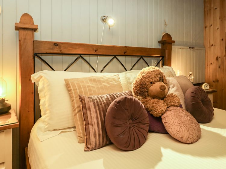Lake Lodge Studio, listing photograph 12