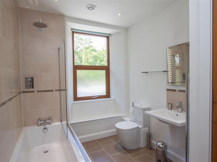 Robins Nest, listing photograph 9