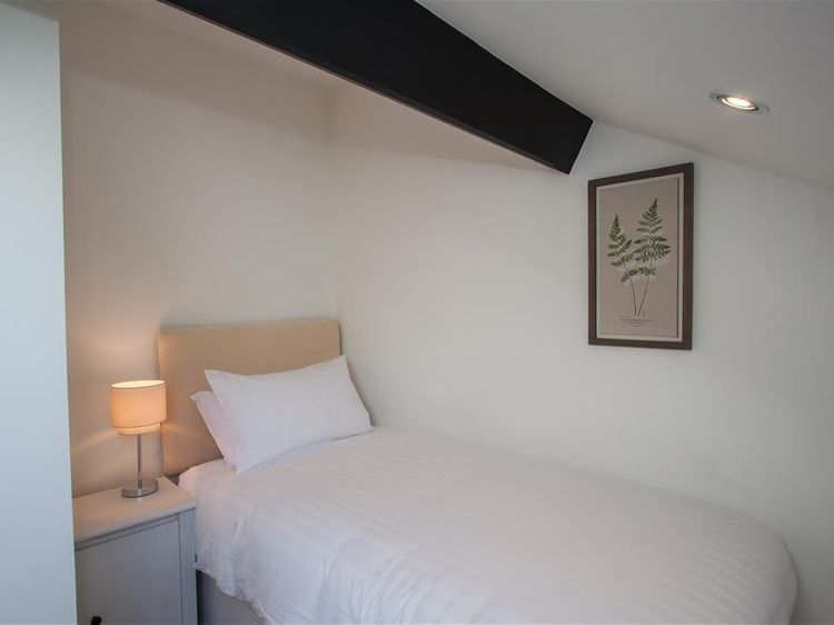 Robins Nest, listing photograph 10