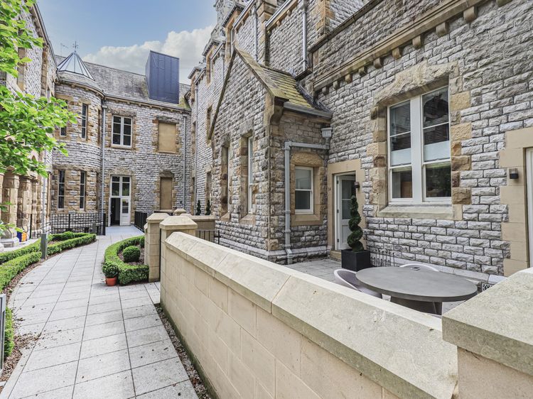 The Kennedy House Stone Cross Mansion, listing photograph 2