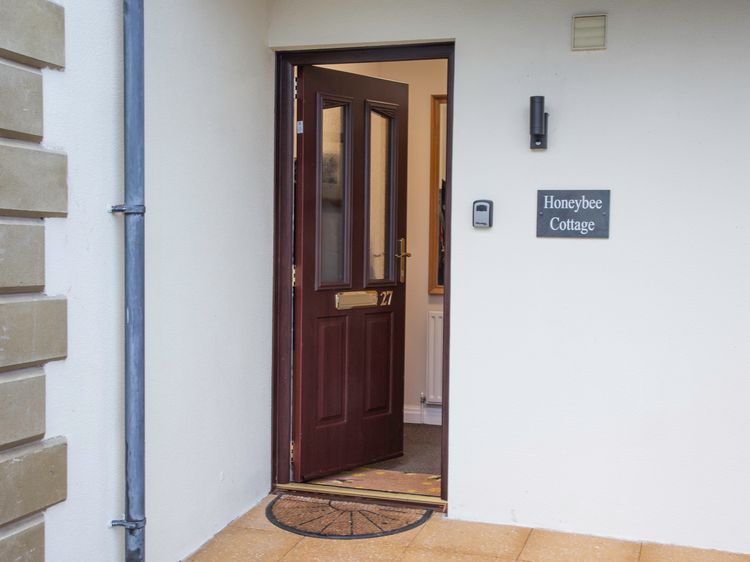 Honeybee Cottage, listing photograph 2