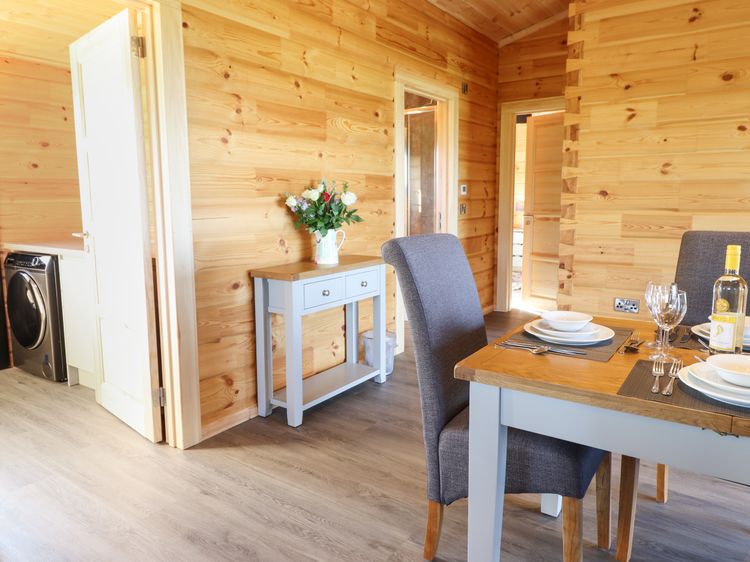 Bacheiddon Log Cabin, listing photograph 12