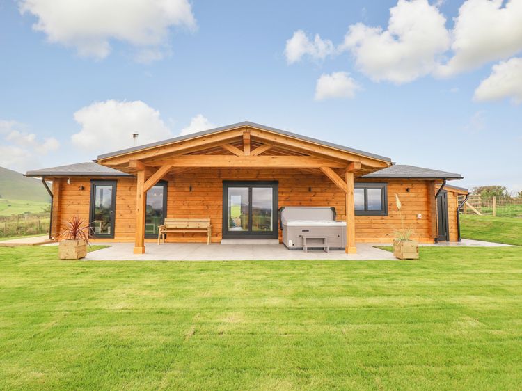 Bacheiddon Log Cabin, listing photograph 3