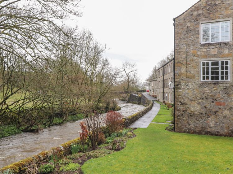 9 Riverside Walk, listing photograph 2
