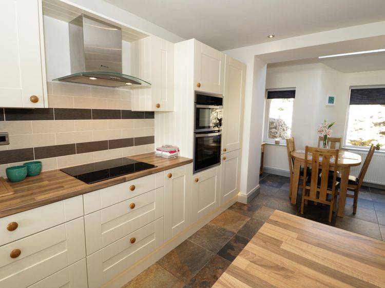 4 Anglesey Road, listing photograph 6