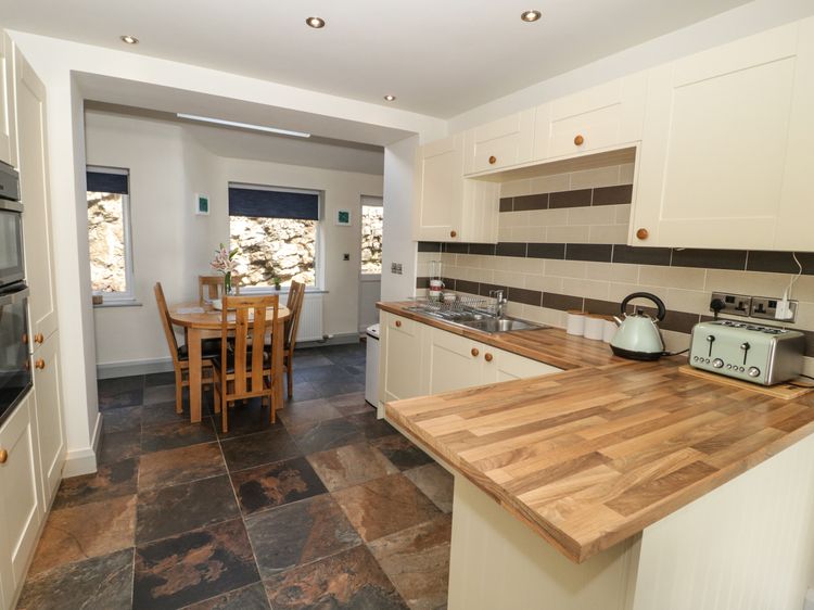 4 Anglesey Road, listing photograph 8