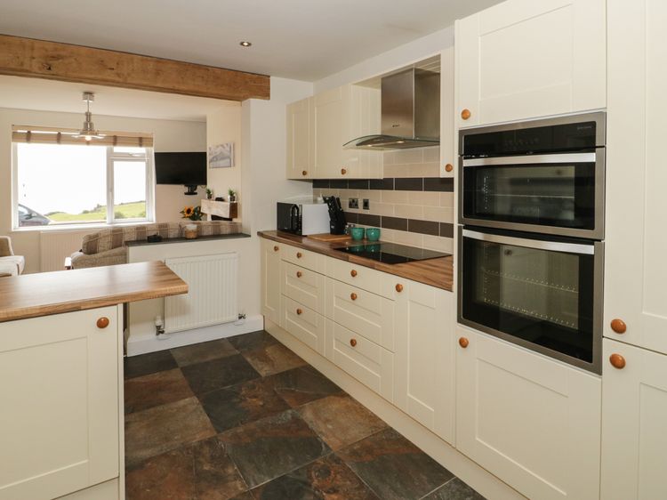 4 Anglesey Road, listing photograph 7