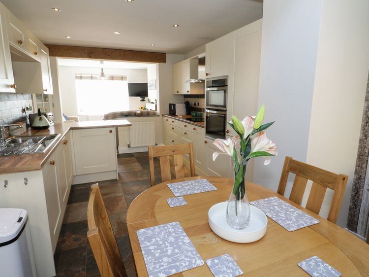 4 Anglesey Road, listing photograph 10