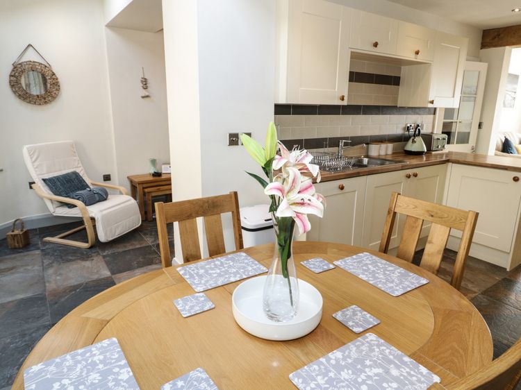 4 Anglesey Road, listing photograph 11