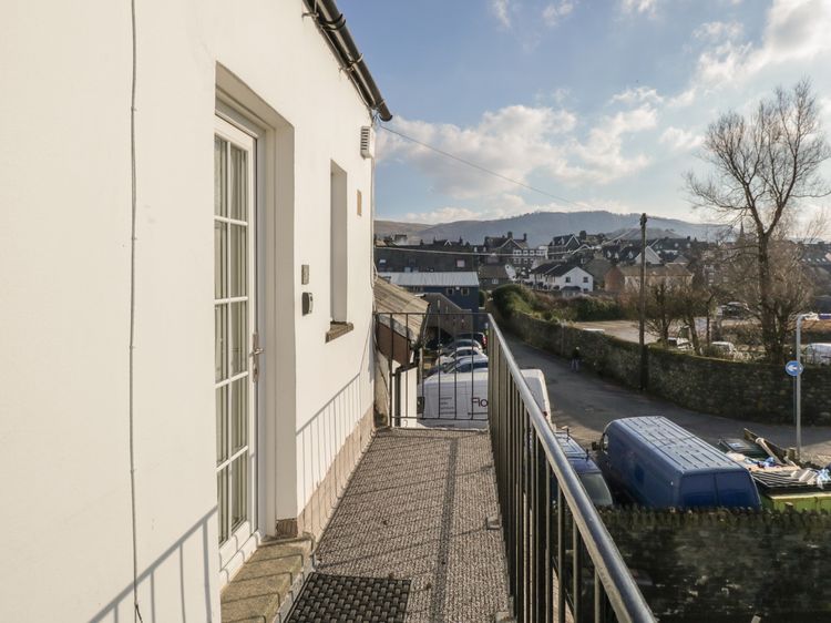 Oak View, listing photograph 2