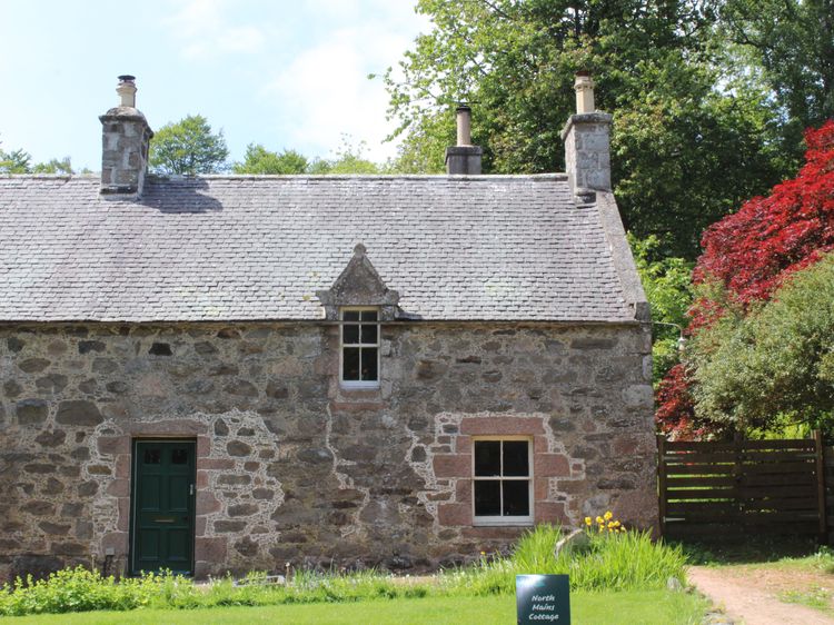 North Mains Cottage - Craigievar Castle