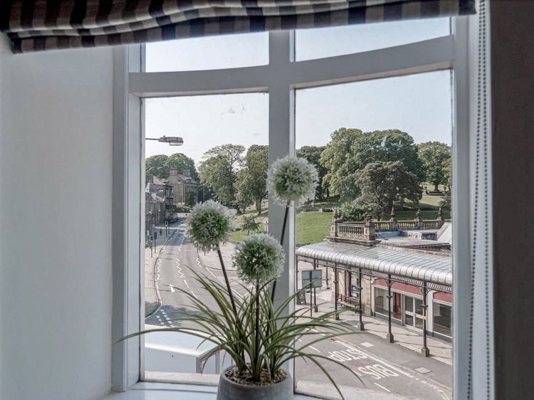 Crescent View, listing photograph 8