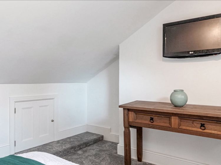 Crescent View, listing photograph 10