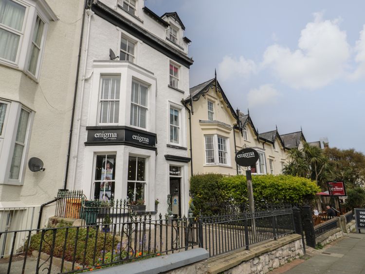 Llewelyn Apartment, listing photograph 2