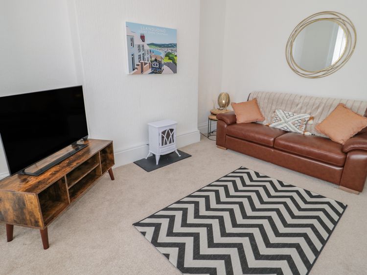 Llewelyn Apartment, listing photograph 3