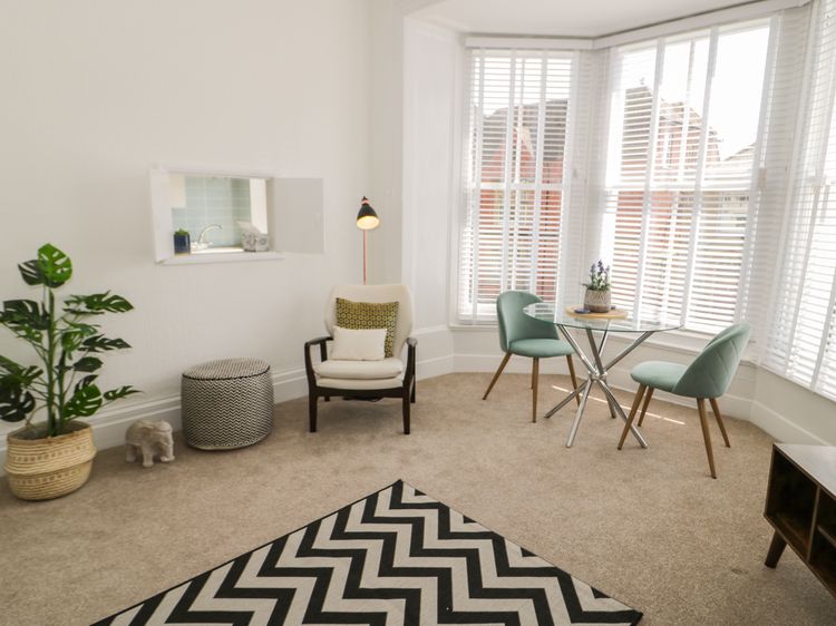 Llewelyn Apartment, listing photograph 5