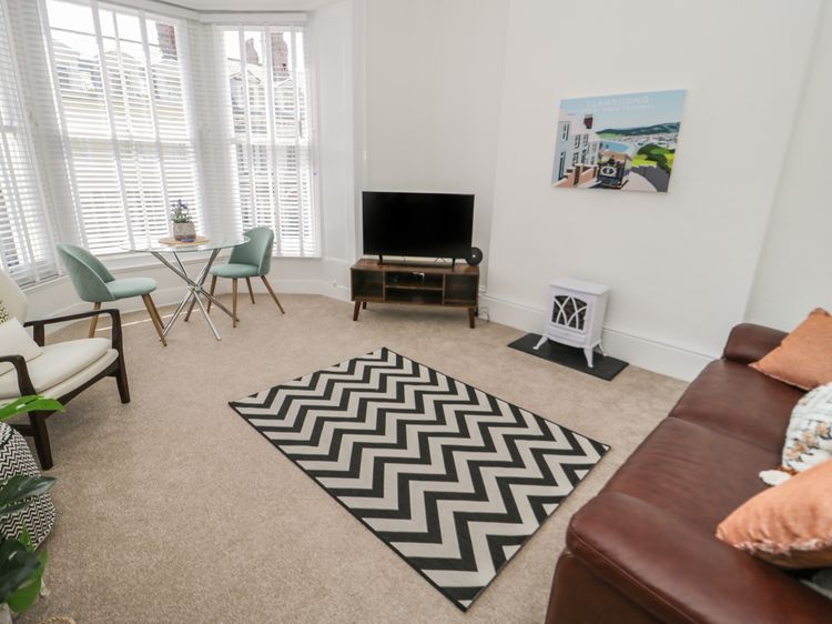 Llewelyn Apartment, listing photograph 7