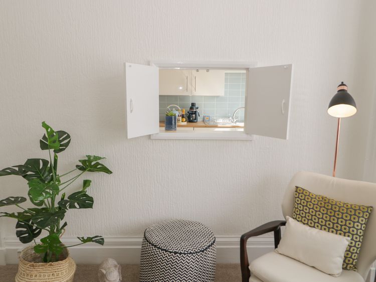 Llewelyn Apartment, listing photograph 8