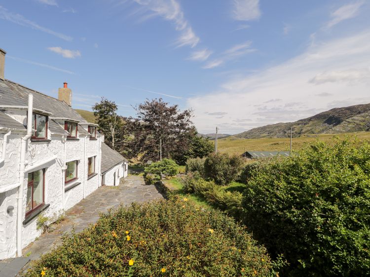 Cwm, listing photograph 3
