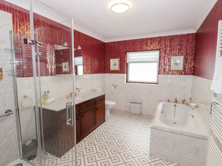 Dale View, listing photograph 12