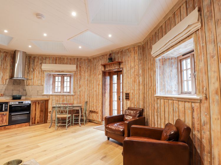 The Hen House, listing photograph 3