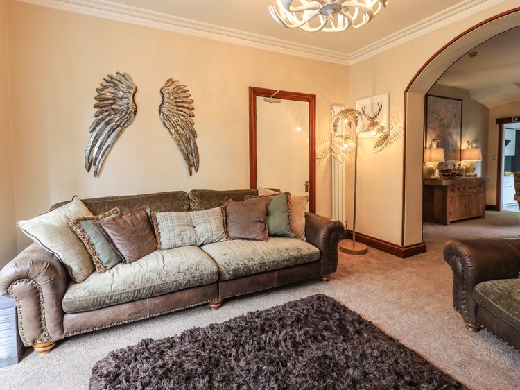 Woodlands Boutique, listing photograph 4