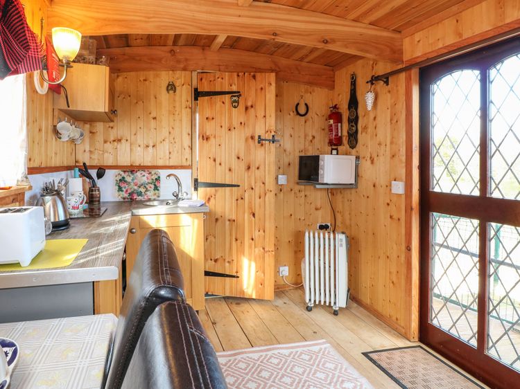 Packhorse Shepherd’s Hut, listing photograph 3