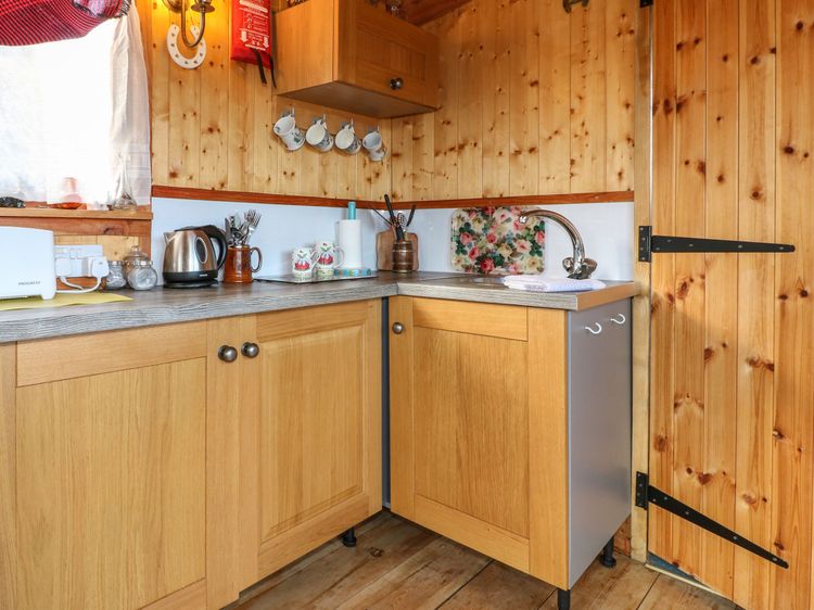 Packhorse Shepherd’s Hut, listing photograph 4