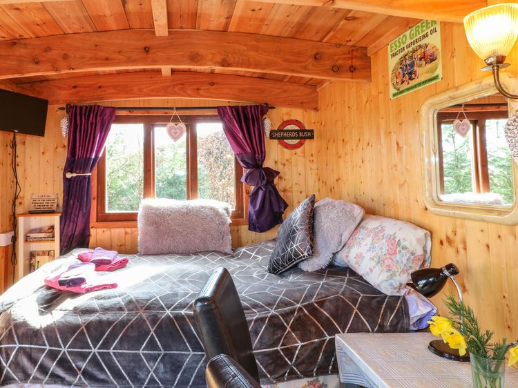 Packhorse Shepherd’s Hut, listing photograph 7