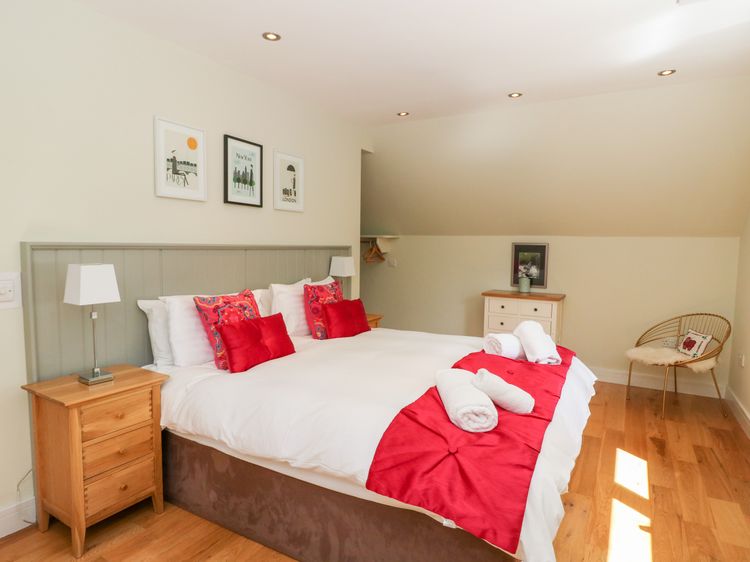 Waterfall Apartment, listing photograph 11