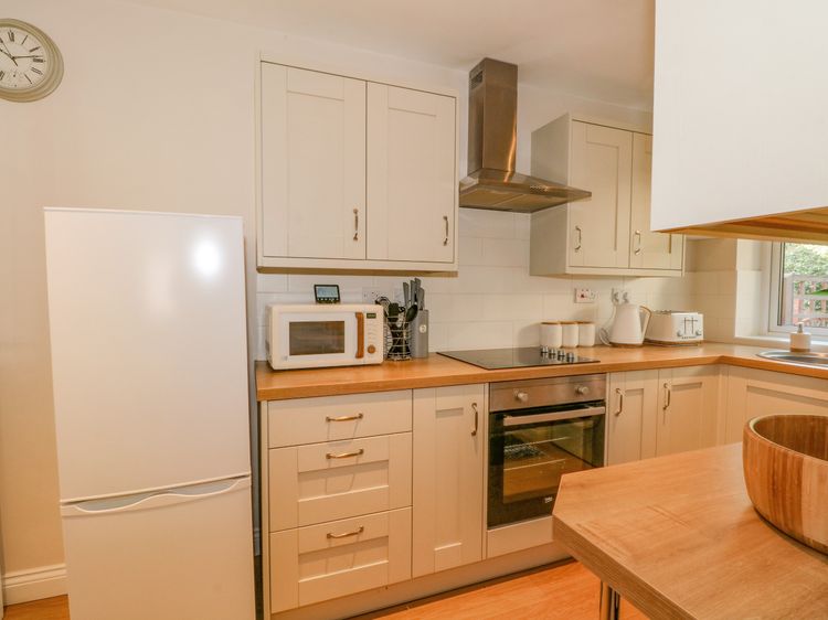 6 Hunters Green Close, listing photograph 8