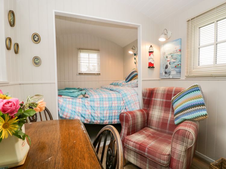 Seashore Shepherds Hut @ Moat Farm, listing photograph 4