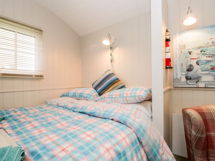 Seashore Shepherds Hut @ Moat Farm, listing photograph 11