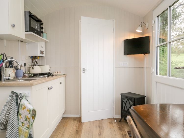 Seashore Shepherds Hut @ Moat Farm, listing photograph 5