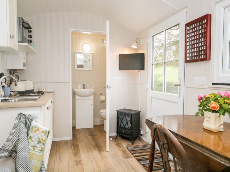 Seashore Shepherds Hut @ Moat Farm, listing photograph 6
