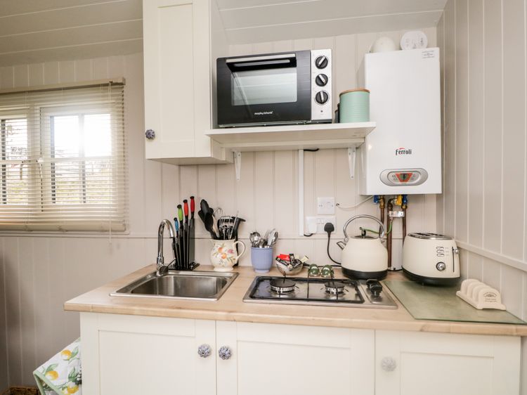 Seashore Shepherds Hut @ Moat Farm, listing photograph 8