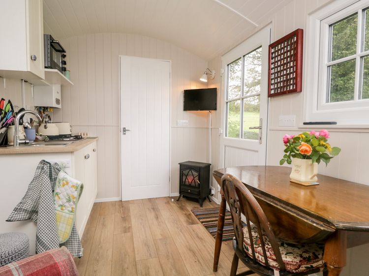 Seashore Shepherds Hut @ Moat Farm, listing photograph 12