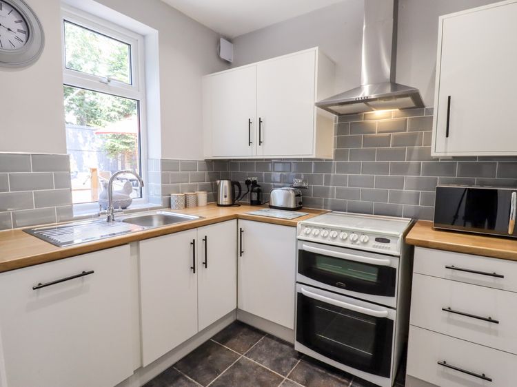 13 The Crescent, listing photograph 8
