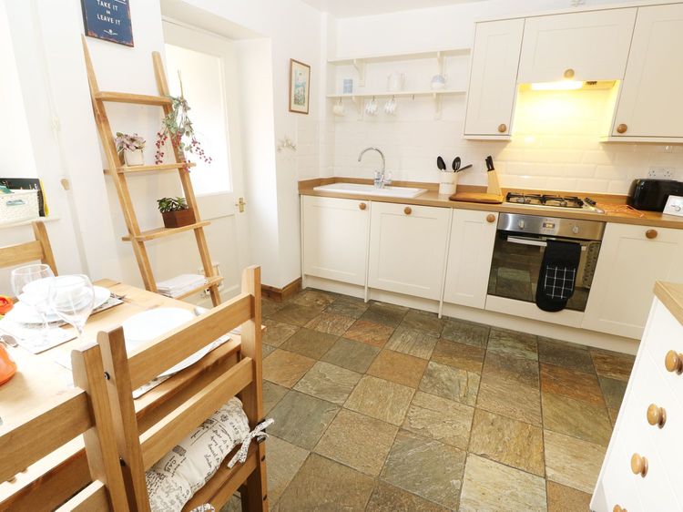 Robin Cottage - 2 The Meadows, listing photograph 5