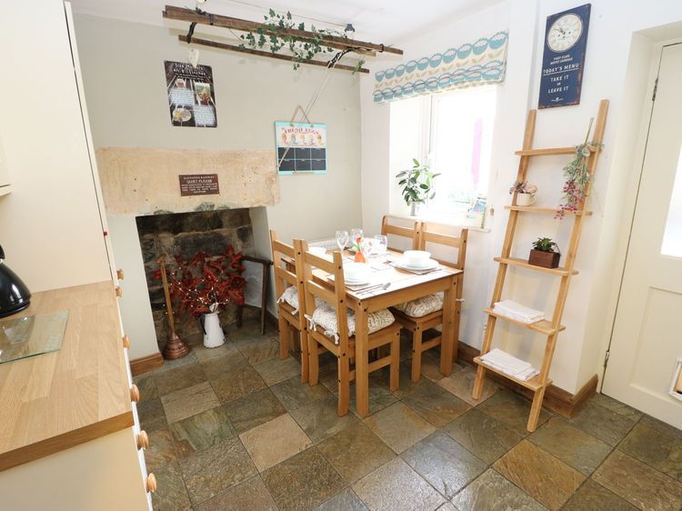 Robin Cottage - 2 The Meadows, listing photograph 6