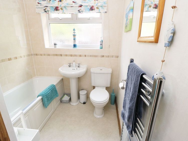 Robin Cottage - 2 The Meadows, listing photograph 9