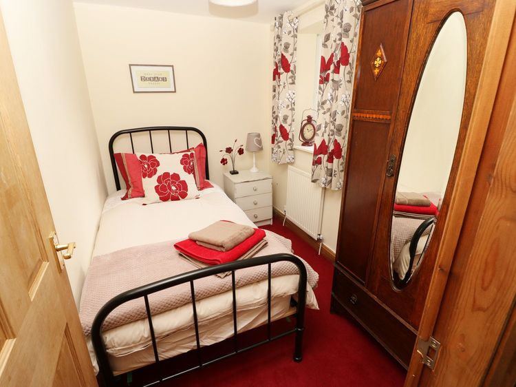 Robin Cottage - 2 The Meadows, listing photograph 10