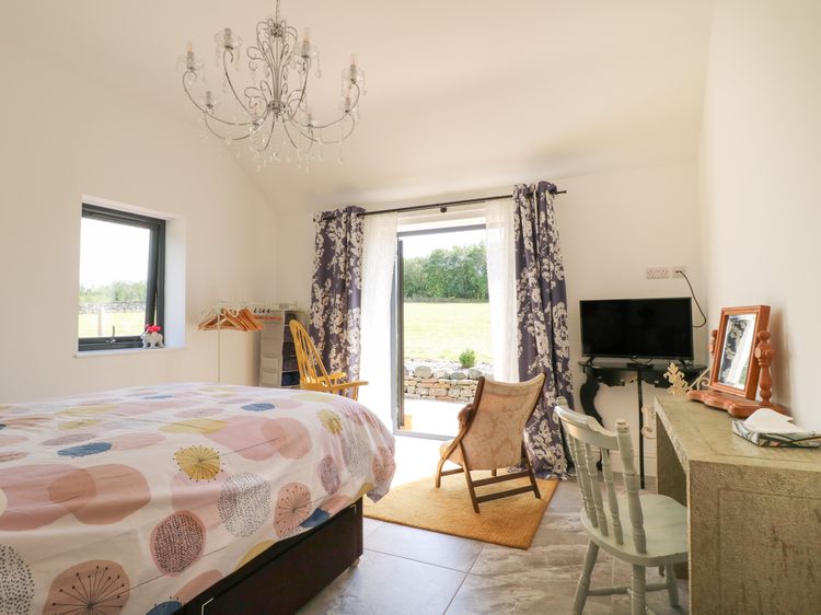 The Cottage, listing photograph 9