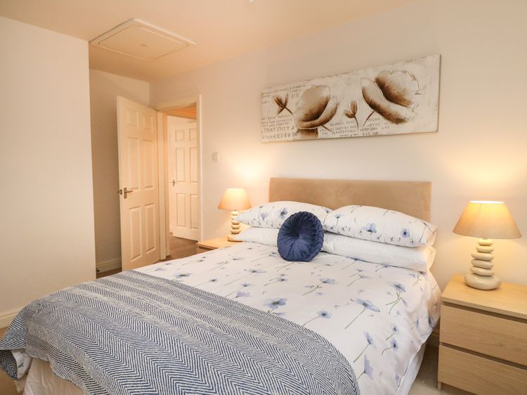 4 River Court, listing photograph 10