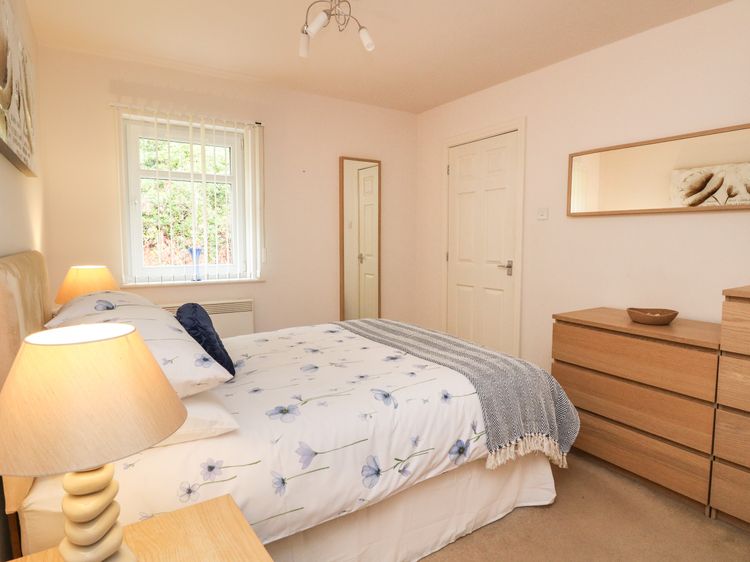 4 River Court, listing photograph 11