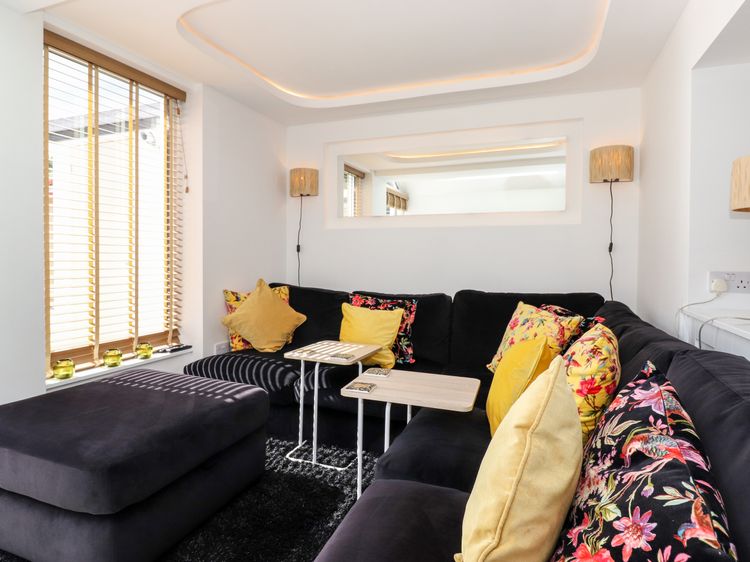 2 Alexandra Road, listing photograph 3