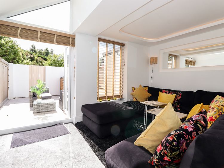 2 Alexandra Road, listing photograph 4