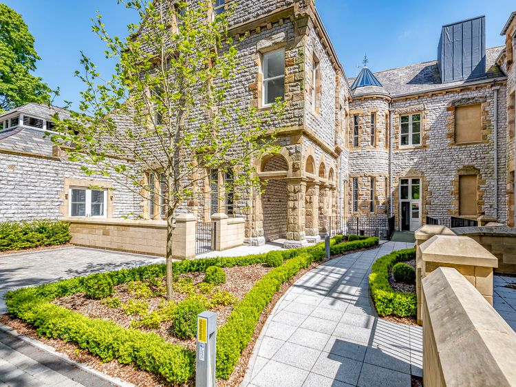 Alice House Stone Cross Mansion